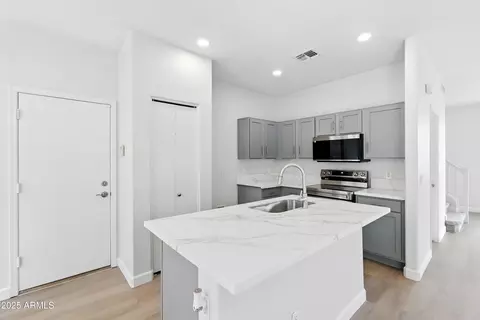 Kitchen - 1409 E Bloch Rd, Phoenix, AZ 85040 photo 1 of 5