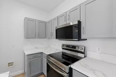 Kitchen - 1409 E Bloch Rd, Phoenix, AZ 85040 photo 5 of 5