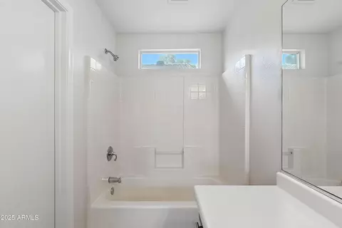Bath - 1409 E Bloch Rd, Phoenix, AZ 85040 photo 2 of 4