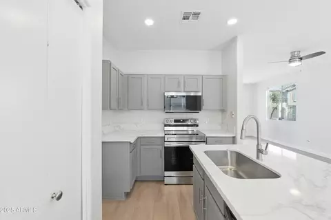 Kitchen - 1409 E Bloch Rd, Phoenix, AZ 85040 photo 3 of 5