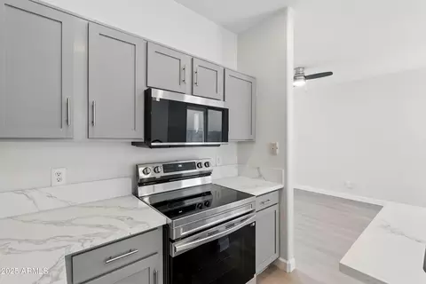 Kitchen - 1409 E Bloch Rd, Phoenix, AZ 85040 photo 4 of 5