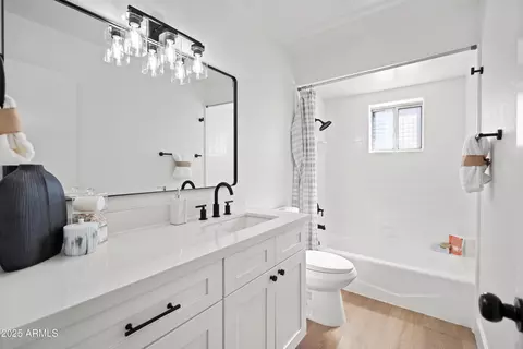 Bath - 1121 E Townley Ave, Phoenix, AZ 85020 photo 4 of 5