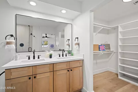 Bath - 1121 E Townley Ave, Phoenix, AZ 85020 photo 2 of 5
