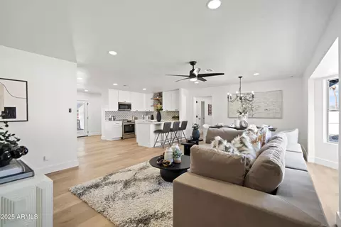 Living - 1121 E Townley Ave, Phoenix, AZ 85020 photo 2 of 3