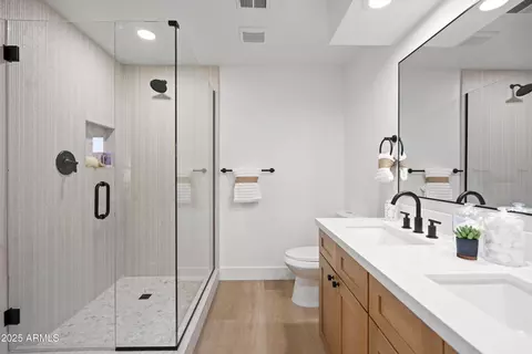 Bath - 1121 E Townley Ave, Phoenix, AZ 85020 photo 3 of 5
