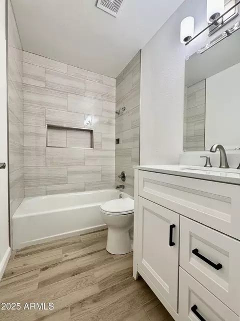 Bath - 1622 E Campbell Ave #T, Phoenix, AZ 85016 photo 2 of 6