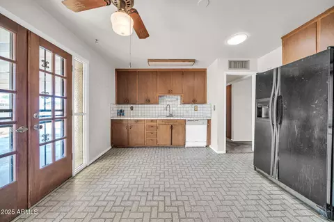 Kitchen - 2337 W Diana Ave, Phoenix, AZ 85021 photo 1 of 3