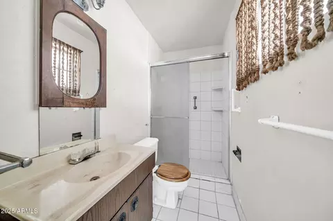 Bath - 2337 W Diana Ave, Phoenix, AZ 85021 photo 3 of 3