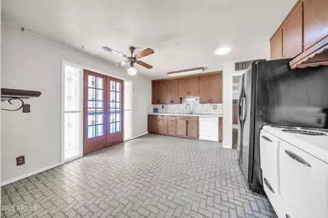 Kitchen - 2337 W Diana Ave, Phoenix, AZ 85021 photo 2 of 3
