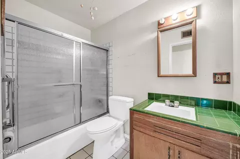 Bath - 2337 W Diana Ave, Phoenix, AZ 85021 photo 1 of 3