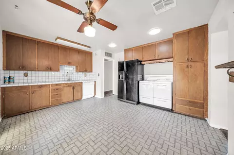 Kitchen - 2337 W Diana Ave, Phoenix, AZ 85021 photo 3 of 3