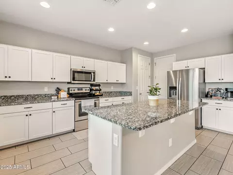 Kitchen - 5018 E Greenway St, Mesa, AZ 85205 photo 1 of 8