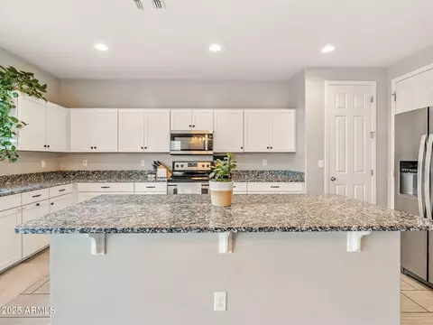 Kitchen - 5018 E Greenway St, Mesa, AZ 85205 photo 2 of 8