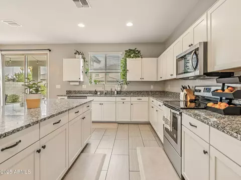 Kitchen - 5018 E Greenway St, Mesa, AZ 85205 photo 7 of 8