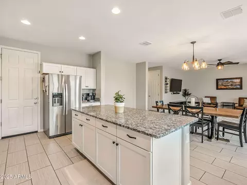 Kitchen - 5018 E Greenway St, Mesa, AZ 85205 photo 5 of 8