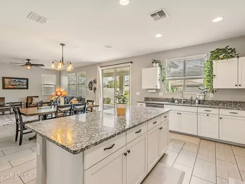 Kitchen - 5018 E Greenway St, Mesa, AZ 85205 photo 4 of 8