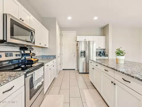 Kitchen - 5018 E Greenway St, Mesa, AZ 85205 photo 6 of 8