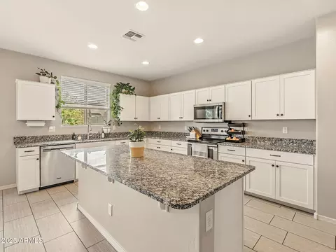Kitchen - 5018 E Greenway St, Mesa, AZ 85205 photo 3 of 8