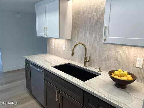 3211 W Echo Ln, Phoenix, AZ 85051 photo 9
