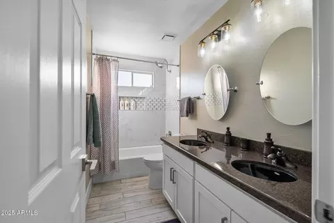 Bath - 7638 N 20th St, Phoenix, AZ 85020 photo 4 of 5