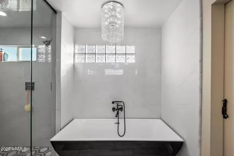 Bath - 7638 N 20th St, Phoenix, AZ 85020 photo 2 of 5