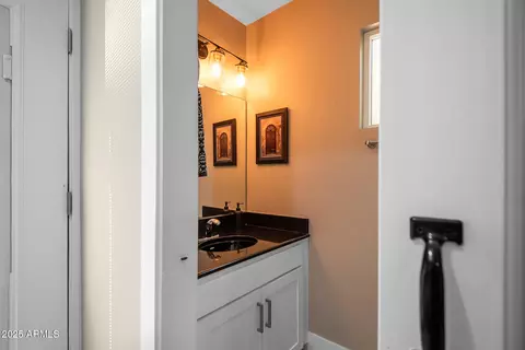 Bath - 7638 N 20th St, Phoenix, AZ 85020 photo 5 of 5