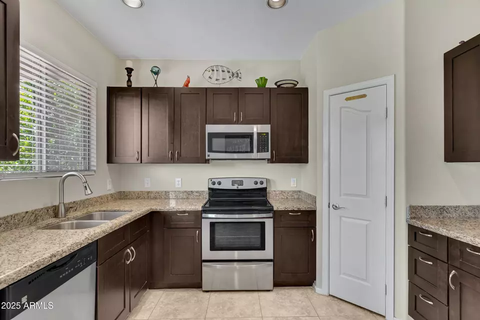 Kitchen - 10631 E Olla Ave, Mesa, AZ 85212 photo 3 of 3