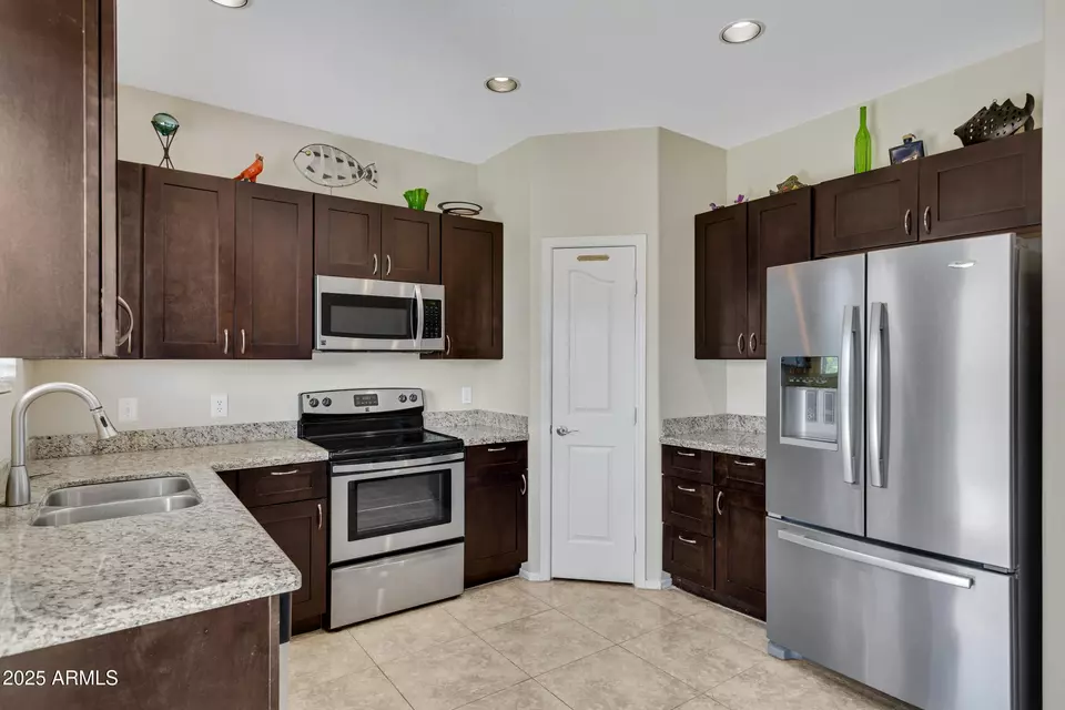 Kitchen - 10631 E Olla Ave, Mesa, AZ 85212 photo 2 of 3