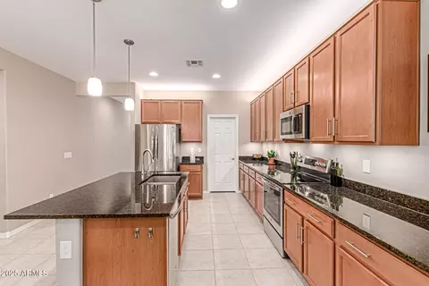Kitchen - 3235 W Carter Rd, Phoenix, AZ 85041 photo 3 of 5