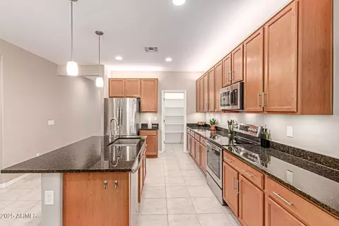 Kitchen - 3235 W Carter Rd, Phoenix, AZ 85041 photo 4 of 5