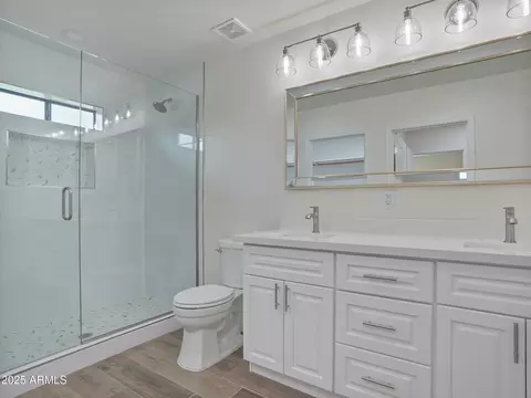 Bath - 1046 Elm St, Phoenix, AZ 85014 photo 1 of 1