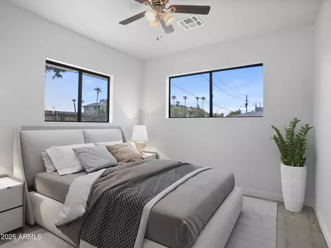Bedroom - 1046 Elm St, Phoenix, AZ 85014 photo 2 of 10