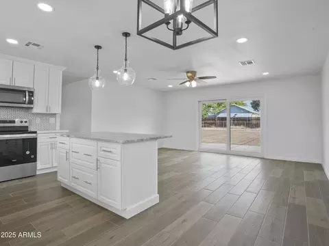 Living - 1046 Elm St, Phoenix, AZ 85014 photo 1 of 1