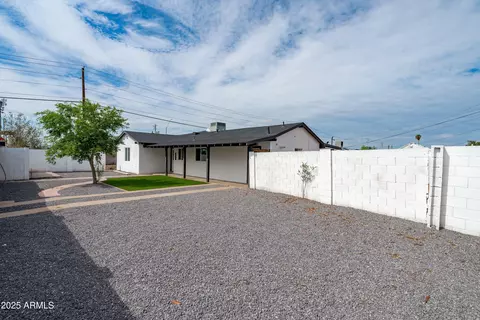 Exterior - 1702 W Indian School Rd, Phoenix, AZ 85015 photo 5 of 11