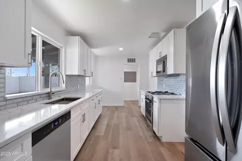 Kitchen - 1702 W Indian School Rd, Phoenix, AZ 85015 photo 2 of 3