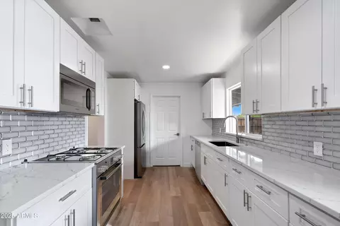 Kitchen - 1702 W Indian School Rd, Phoenix, AZ 85015 photo 1 of 3