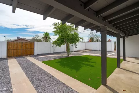 Exterior - 1702 W Indian School Rd, Phoenix, AZ 85015 photo 3 of 11