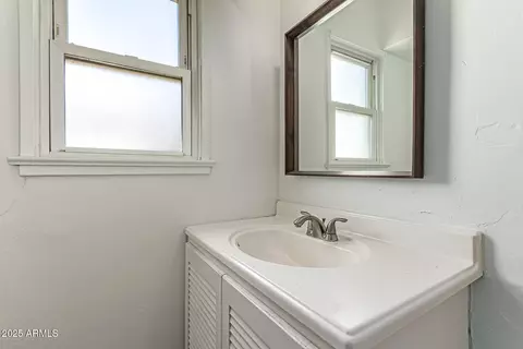 Bath - 4002 N 12th St, Phoenix, AZ 85014 photo 2 of 2