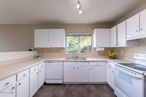 Kitchen - 4131 E Carter Dr, Phoenix, AZ 85042 photo 2 of 3
