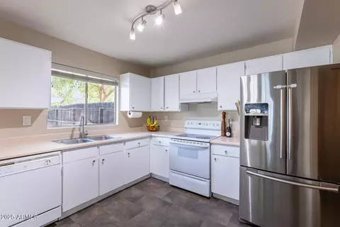 Kitchen - 4131 E Carter Dr, Phoenix, AZ 85042 photo 1 of 3