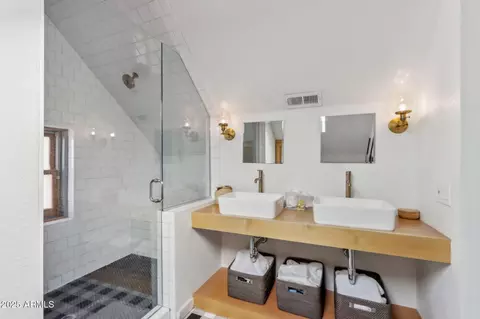Bath - 2209 E Weldon Ave, Phoenix, AZ 85016 photo 2 of 7