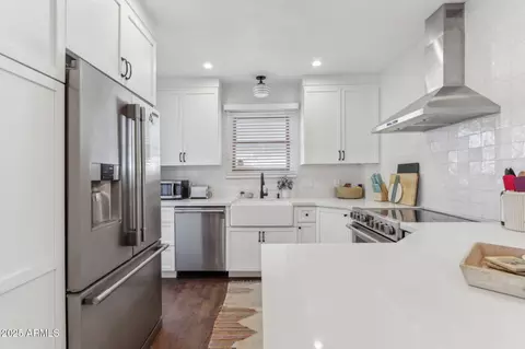 Kitchen - 2209 E Weldon Ave, Phoenix, AZ 85016 photo 2 of 5