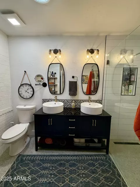 Bath - 917 W Verde Ln, Phoenix, AZ 85013 photo 3 of 4