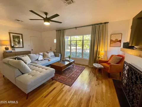 Living - 917 W Verde Ln, Phoenix, AZ 85013 photo 1 of 4