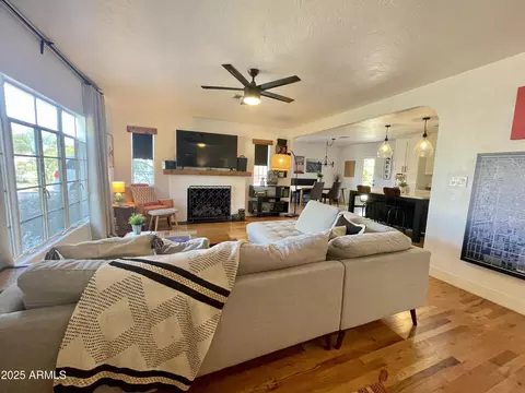 Living - 917 W Verde Ln, Phoenix, AZ 85013 photo 2 of 4