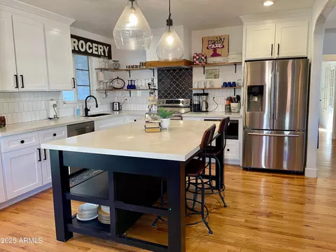 Kitchen - 917 W Verde Ln, Phoenix, AZ 85013 photo 1 of 4
