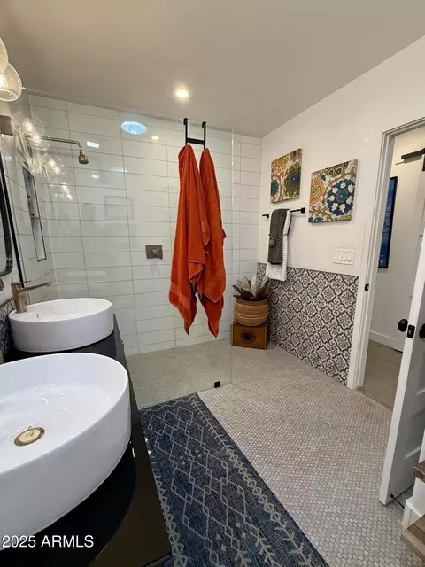 Bath - 917 W Verde Ln, Phoenix, AZ 85013 photo 4 of 4