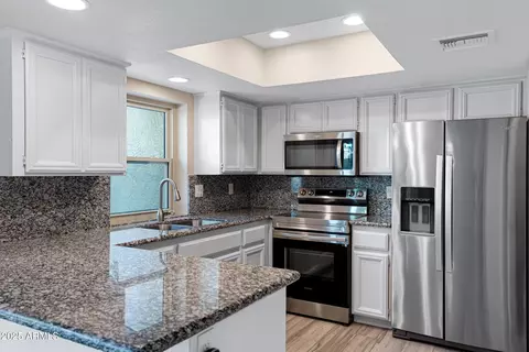 Kitchen - 6503 N 10th Pl, Phoenix, AZ 85014 photo 2 of 4