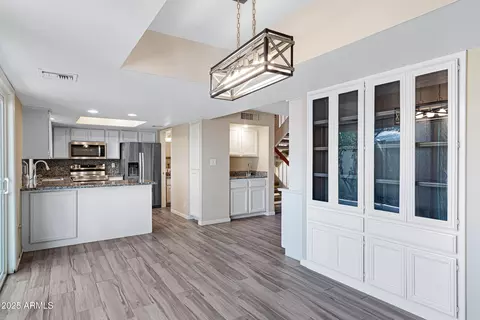 Dining - 6503 N 10th Pl, Phoenix, AZ 85014 photo 1 of 1