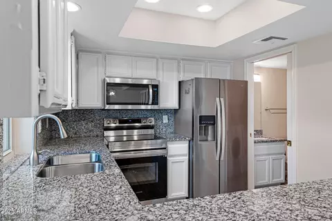 Kitchen - 6503 N 10th Pl, Phoenix, AZ 85014 photo 3 of 4